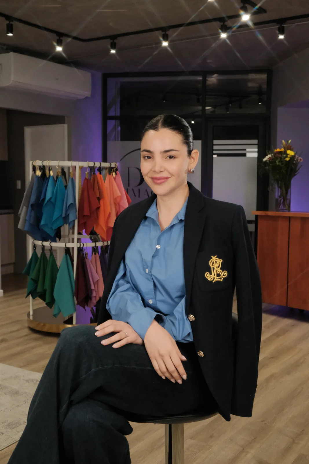 Daniela Mateluna con blazer azul marino y camisa celeste