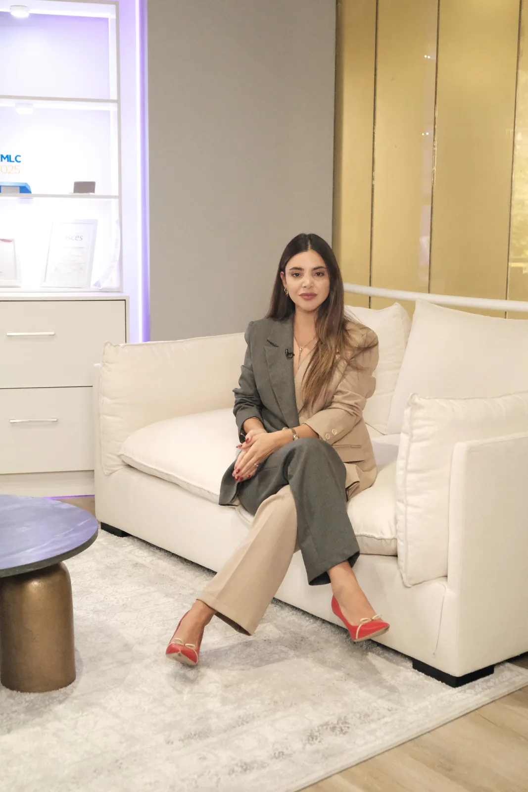 Daniela Mateluna sentada en un sofá del estudio