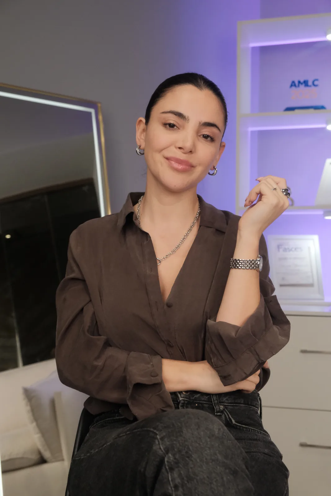 Daniela Mateluna sonriendo en el estudio