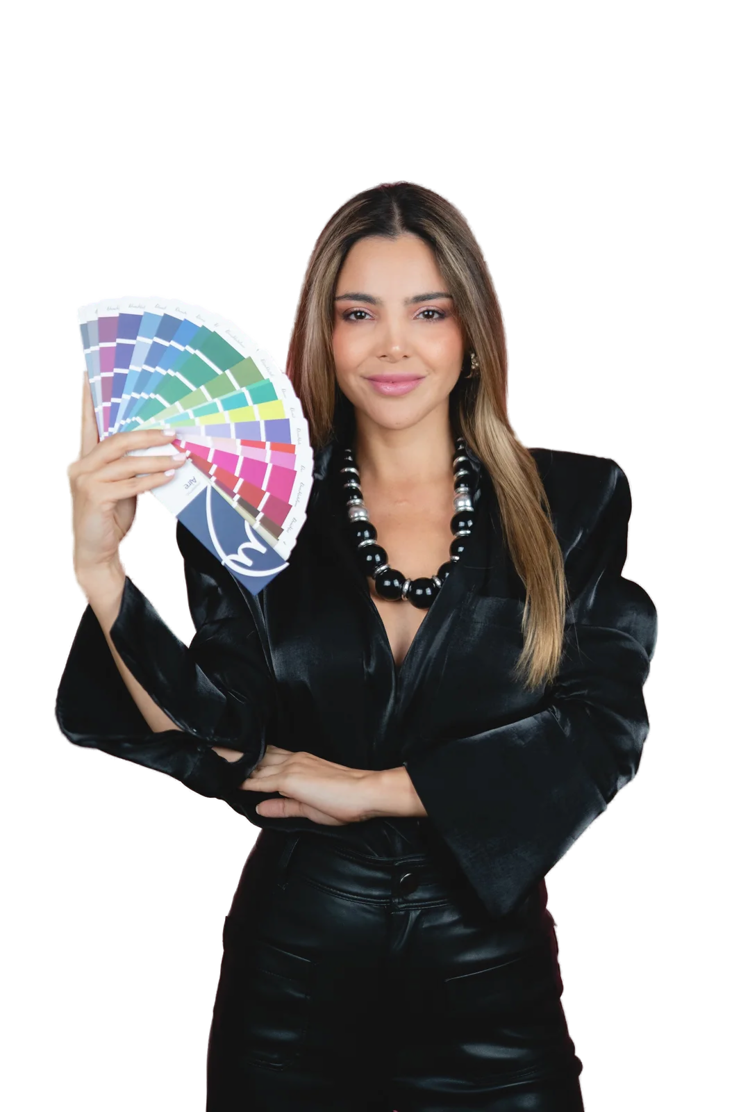 Daniela Mateluna de pie con un abanico de colorimetría