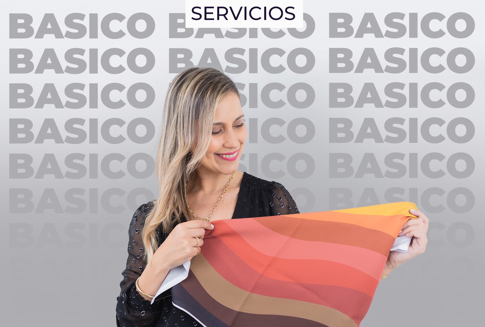 Asesora de imagen sosteniendo una tela de colorimetría con franjas de tonos cálidos